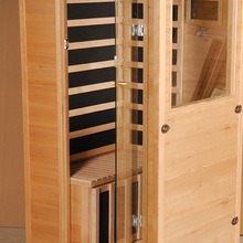 Sala de sauna com porta de vidro para uma pessoa