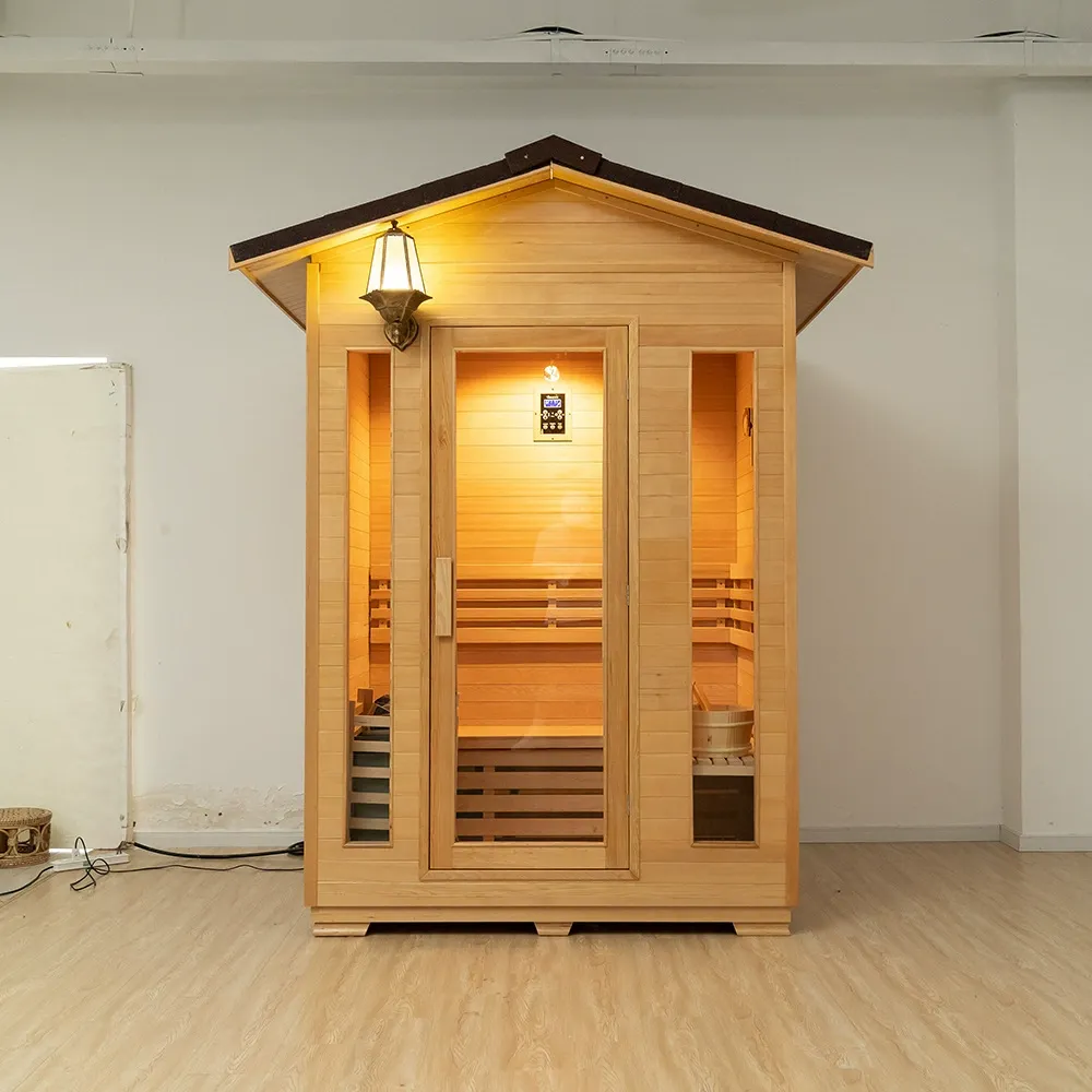 Sala de sauna externa em pau-ferro com luminária de parede e porta de vidro
